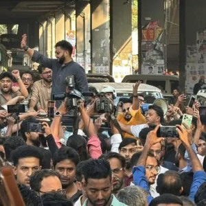 পদত্যাগের ঘোষণার পর প্রেস ক্লাবের সামনে ইশরাক সমর্থকদের বিক্ষোভ