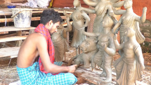 ভোলায় ১২০ মণ্ডপে চলছে শারদীয় দুর্গাপূজার প্রস্তুতি , ব্যস্ত সময় পার  করছেন কারিগররা