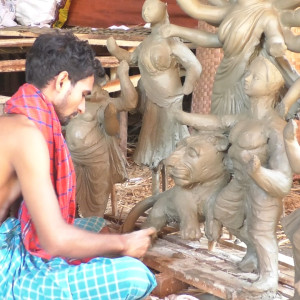 ভোলায় ১২০ মণ্ডপে চলছে শারদীয় দুর্গাপূজার প্রস্তুতি , ব্যস্ত সময় পার  করছেন কারিগররা