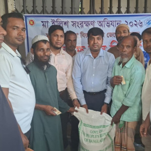 ভোলায় জেলেদের মাঝে চাল বিতরণ শুরু