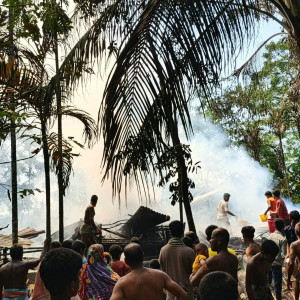 ভোলার ইলিশায় আগুনে পুড়ল কৃষক ও শ্রমজীবীদের বসতঘর