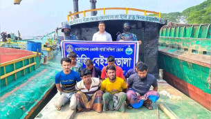 ভোলার মেঘনায় অবৈধ বালু উত্তোলন,  ড্রেজার-বাল্কহেডসহ আটক ৮
