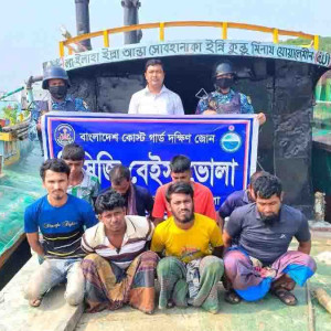 ভোলার মেঘনায় অবৈধ বালু উত্তোলন,  ড্রেজার-বাল্কহেডসহ আটক ৮